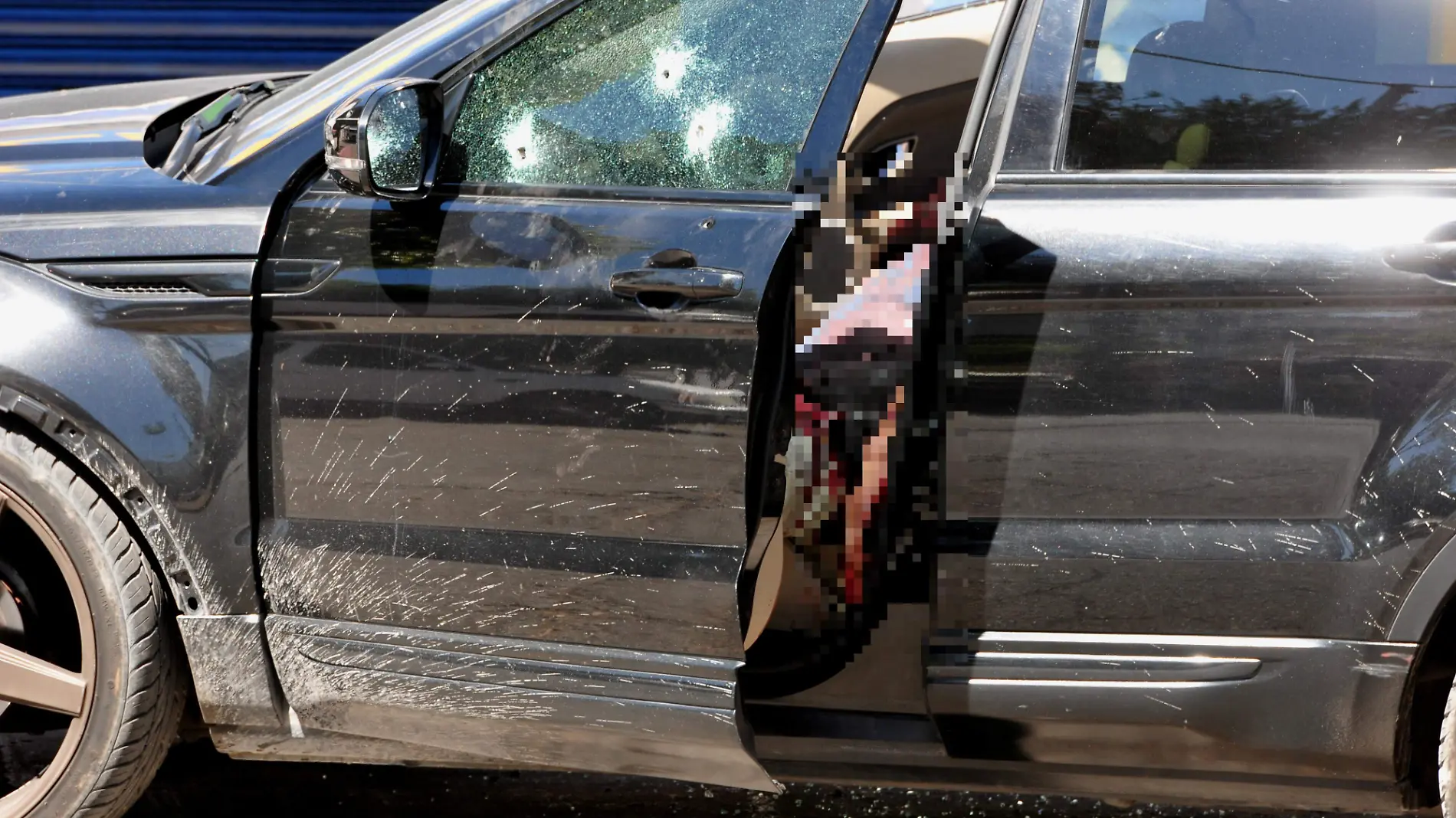 el  hombre  quedo al interior d ela camioneta ok